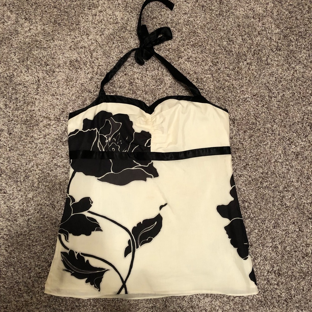 Feminine sleeveless blouse